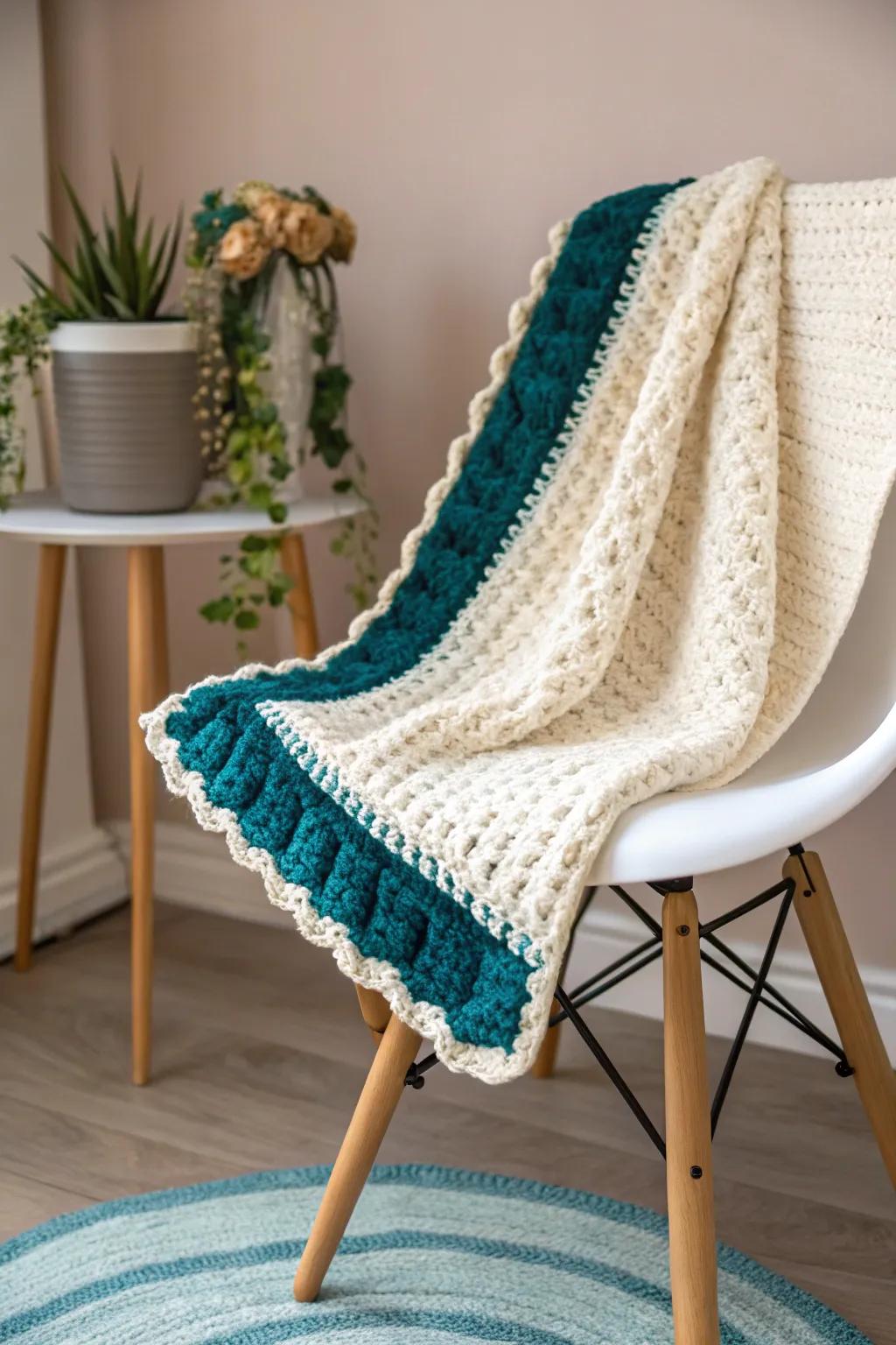 Add a touch of luxury to your baby blanket with a velvety edge that’s irresistibly soft and stylish.