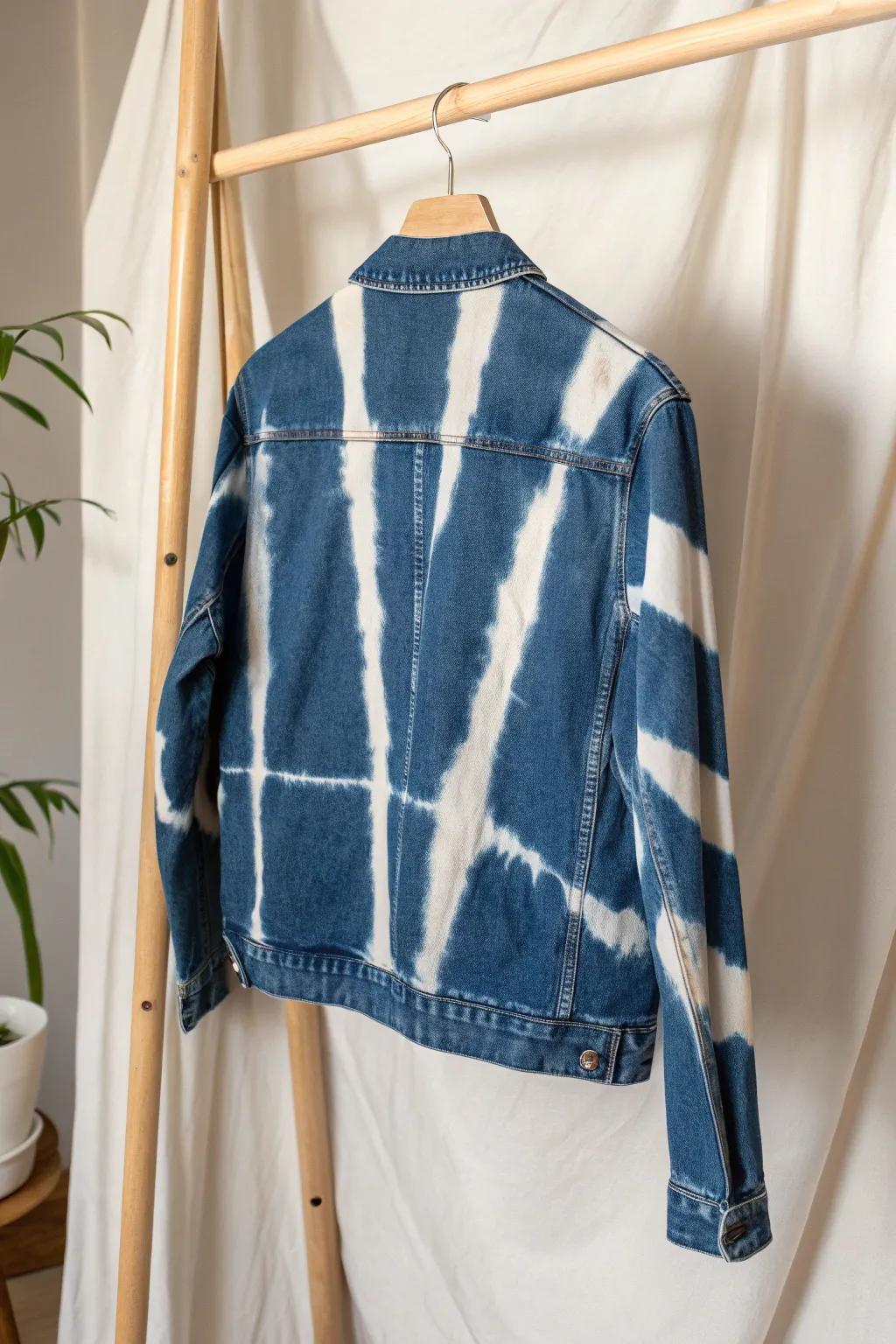 Transform your jean jacket into a masterpiece with a bleach tie-dye twist—uniquely yours and perfect for summer style!