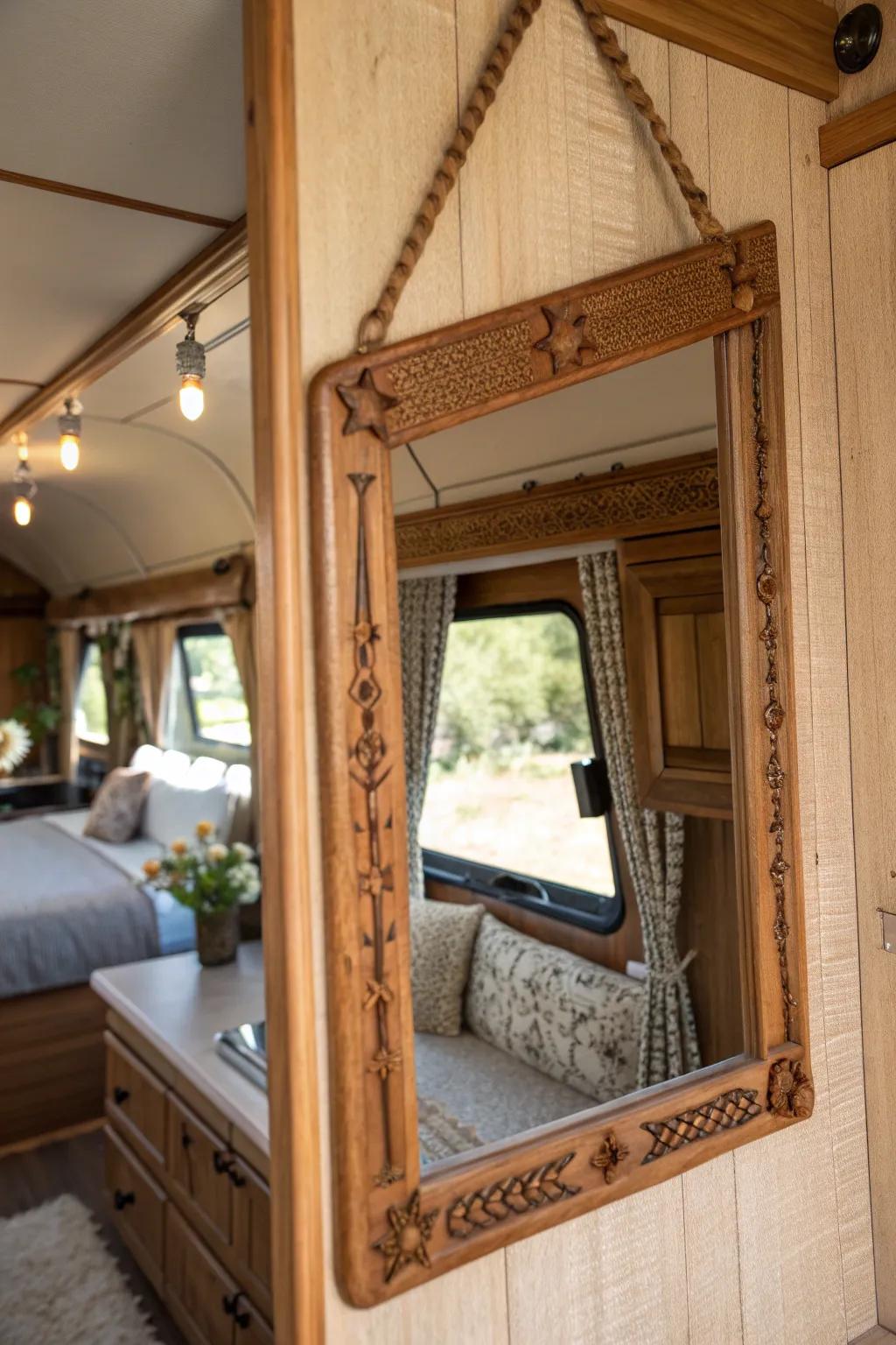 Expand your camper's horizons with the clever use of mirrors. A touch of craftsmanship makes all the difference!