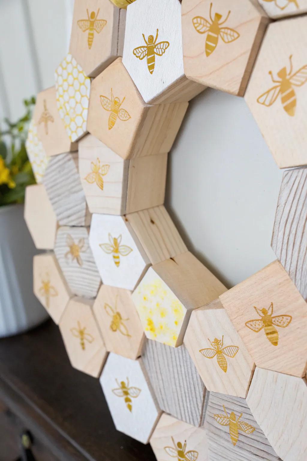 Capture the essence of nature with this Honeycomb Wonder wreath, where minimalist design meets boho-inspired charm.