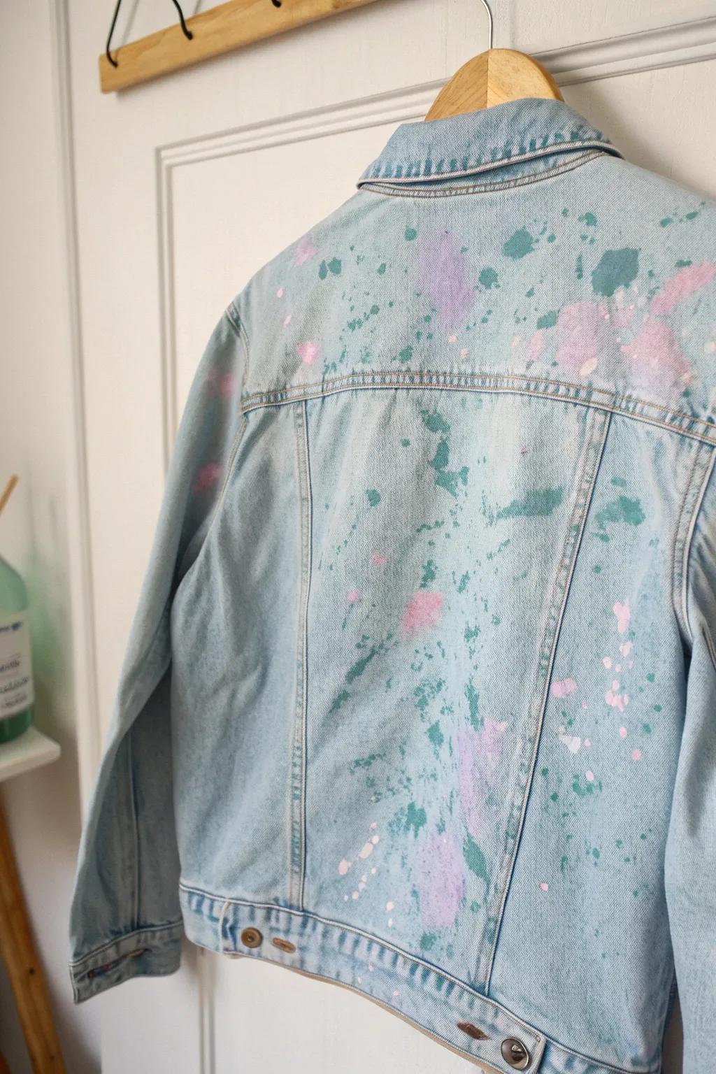 Embrace the art of spontaneity with this chic splatter paint jean jacket.